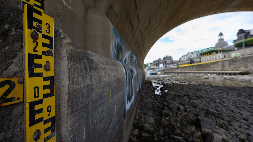 More and more Saxon rivers are heading for low water (symbolic image). / Photo: Robert Michael/dpa