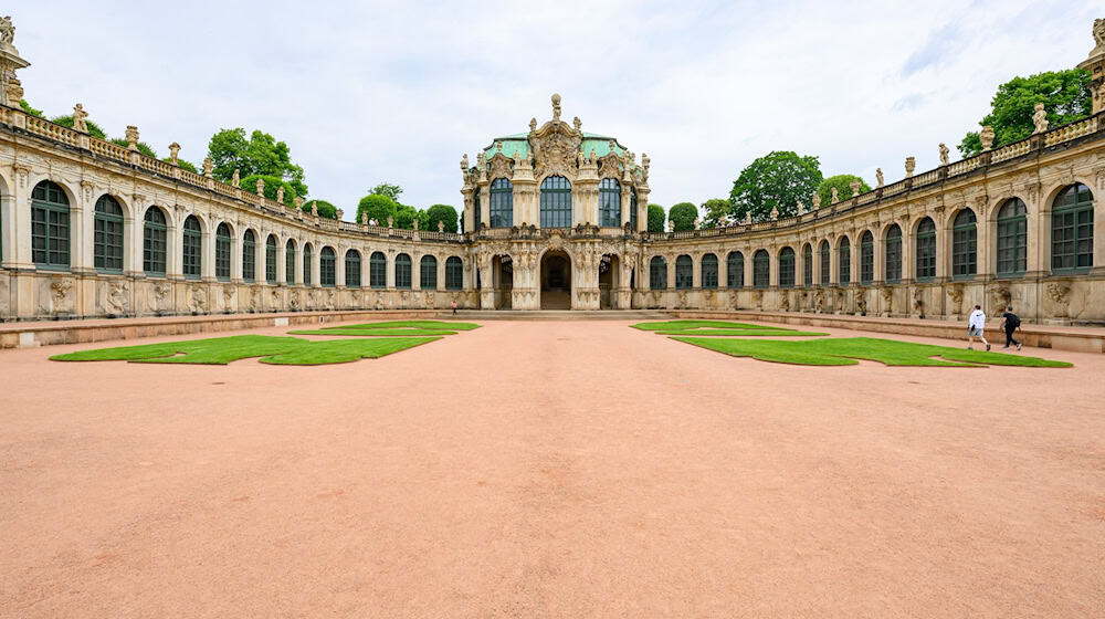 The inner courtyard of the Dresden Zwinger is to be as good as new by the end of August.  / Photo: Robert Michael/dpa