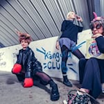 Vier Darsteller:innen in einem urbanen Setting mit Graffiti, darunter Katja Reimann mit Känguruohren und Boxhandschuhen – Szene aus der Inszenierung Die Känguru-Chroniken des Deutsch-Sorbischen Volkstheaters Bautzen.