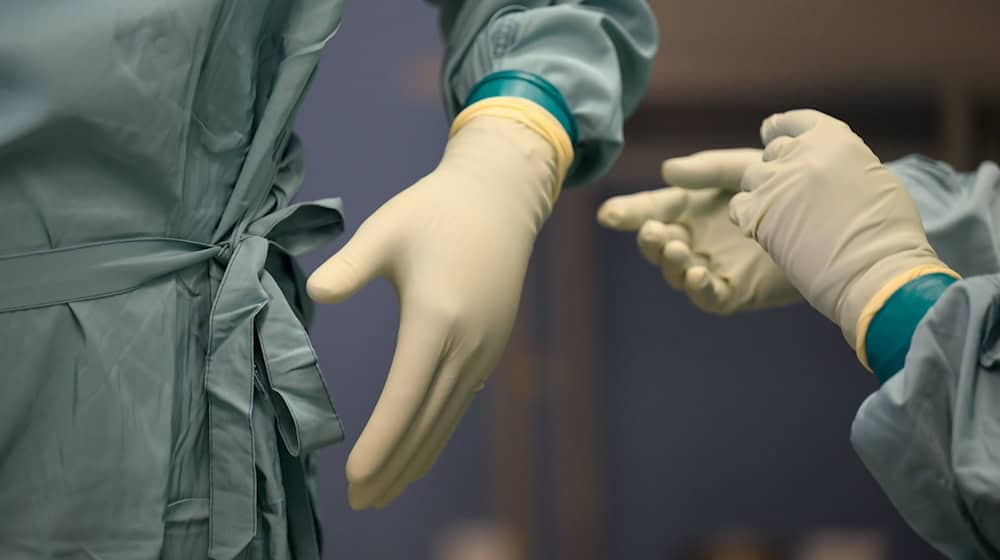 Die Finanzierungslücke bei Sachsens Krankenhäusern wird immer größer. (Symbolbild) / Foto: Robert Michael/dpa