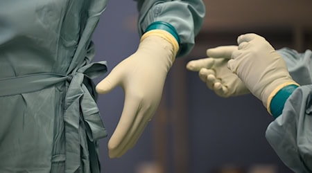 Die Finanzierungslücke bei Sachsens Krankenhäusern wird immer größer. (Symbolbild) / Foto: Robert Michael/dpa