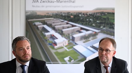 Die Staatssekretäre Sebastian Hecht (Sachsen) und Tobias Knoblich (Thüringen) informieren über den weiteren Werdegang des pannengeplagten Gefängnisneubaus in Zwickau.  / Foto: Hendrik Schmidt/dpa
