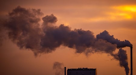 Kretschmer žada sej přiměrjenje Němskeje klimowych zaměrow. (Symbolbild) / Foto: Jens Büttner/dpa