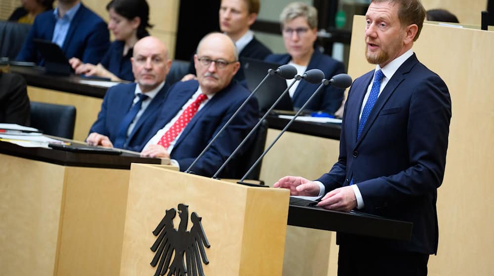 Die Kosten für das Paket der Bundesregierung könnten Länder und Kommunen nicht tragen, sagte Michael Kretschmer (CDU, rechts), Ministerpräsident von Sachsen, im Bundesrat. / Foto: Bernd von Jutrczenka/dpa