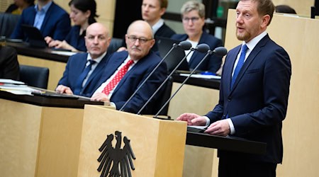 Die Kosten für das Paket der Bundesregierung könnten Länder und Kommunen nicht tragen, sagte Michael Kretschmer (CDU, rechts), Ministerpräsident von Sachsen, im Bundesrat. / Foto: Bernd von Jutrczenka/dpa