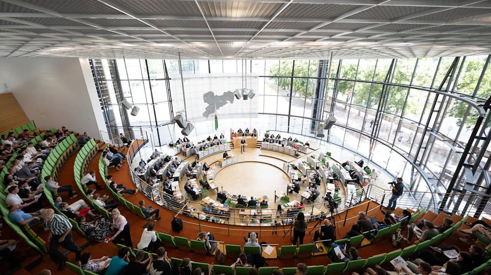 El parlamento del estado de Sajonia ha celebrado un controvertido debate sobre el doble presupuesto. / Foto: Sebastian Kahnert/dpa