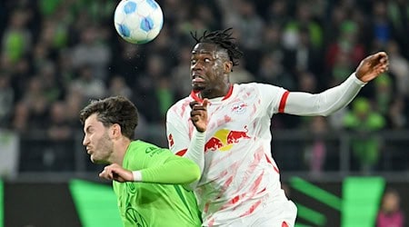 El Chadaille Bitshiabu (r) war einer der wenigen Leipziger Lichtblicke in der abgelaufenen Saison. / Foto: Swen Pförtner/dpa