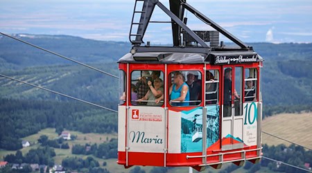 Auch im Sommer ein beliebtes Ausflugsziel: Die historische Schwebebahn am Fichtelberg (Archivbild) / Foto: Jan Woitas/dpa