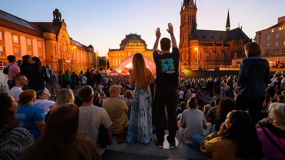 Tausende Zuschauer verfolgen das Konzert vor historischer Kulisse auf dem Chemnitzer Theaterplatz.  / Foto: Hendrik Schmidt/dpa