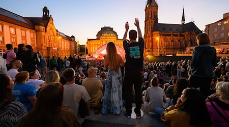 Tausende Zuschauer verfolgen das Konzert vor historischer Kulisse auf dem Chemnitzer Theaterplatz.  / Foto: Hendrik Schmidt/dpa