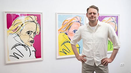 Comedian a dźiwadźelnik Max Giermann zaso moluje. / Foto: Sebastian Kahnert/dpa