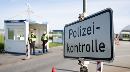 An der Grenze zu Tschechien fiel den Beamten der laufende Haftbefehl gegen den Ungarn auf. (Symbolbild) / Foto: Sebastian Kahnert/dpa