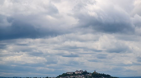 Nach Unwettern ziehen zum Wochenstart teils noch Wolken und Regen durch den Freistaat. (Archivbild) / Foto: Hendrik Schmidt/dpa/ZB