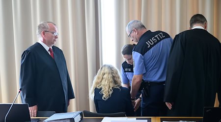 Ein Jogger wurde in Klipphausen überfahren - Die Witwe bestreitet den Mordvorwurf vor Gericht.  / Foto: Robert Michael/dpa