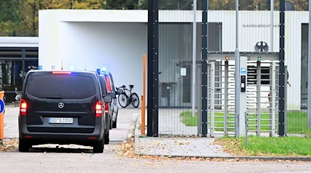 Mit eingeschaltetem Blaulicht fahren mehrere Wagen auf den Hof an der Außenstelle des Bundesgerichtshofs. (Archivbild) / Foto: Uli Deck/dpa