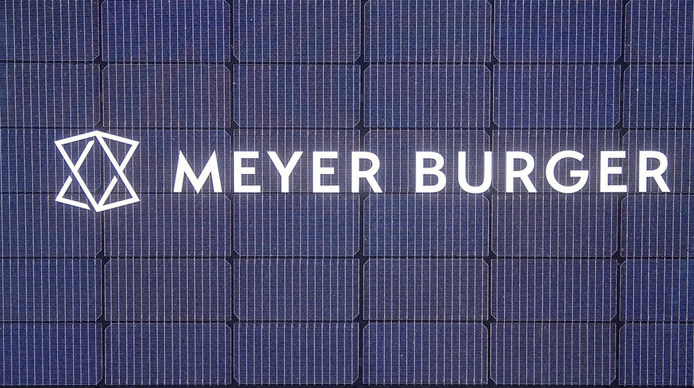 Following insolvency, the German sites of solar manufacturer Meyer Burger face an uncertain future (archive photo). / Photo: Hendrik Schmidt/dpa-Zentralbild/dpa