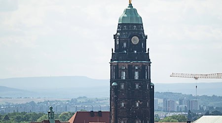 Wot 1. julija móža wopytowarjo wuhladnu platformu Drježdźanskeje wěže radnicy wopytać. / Foto: Sebastian Kahnert/dpa