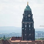 Ab dem 1. Juli können Besucher die Aussichtsplattform des Dresdner Rathausturms besuchen. / Foto: Sebastian Kahnert/dpa