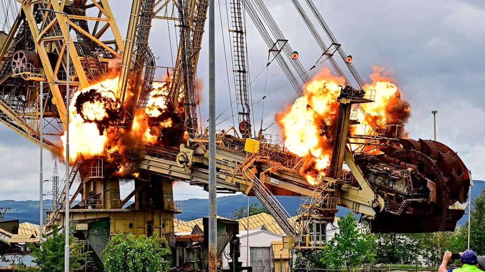 In Tschechien ist ein riesiger Tagebau-Schaufelradbagger gesprengt worden. Dafür wurden 15 Kilogramm Sprengstoff benötigt.  / Foto: Hájek Ondøej/CTK/dpa