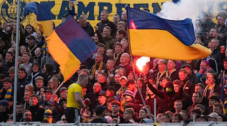 Fans des 1. FC Lok Leipzig während des Hinspiels gegen Havelse. / Foto: Sebastian Kahnert/dpa