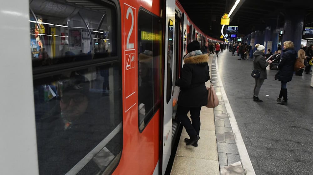 Drei Unbekannte fahren auf einer S-Bahn mit. (Symbolbild) / Foto: Felix Hörhager/dpa