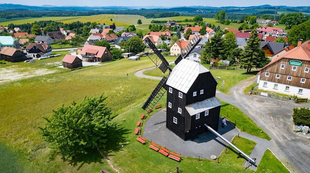 Die Bockwindmühle auf dem Pfarrberg in Kottmarsdorf.  / Foto: Robert Michael/dpa