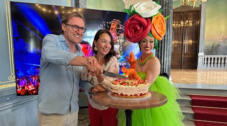 Anschnitt der Jubiläumstorte zur 15. Dresdner Schlössernacht 