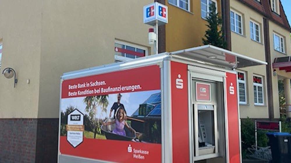Mobiler Geldautomat Sparkasse in Gröditz (Foto: Ralf Krumbiegel)