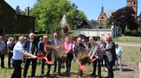 Spatenstich am Neubau Karl May Museum, v.l.: Dr. Eppinger, Dr. Müller, Bert Wendsche, Ralf Hänsel, Barbara Klepsch, Robin Leipold, Dr. Kunze, Herr Mehnert. Foto: Stadt Radebeul