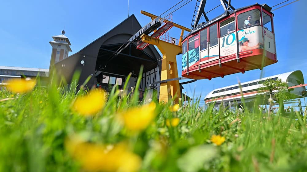 Beliebtes Ausflugsziel auch im Sommer: Die historische Schwebebahn am Fichtelberg. / Foto: Hendrik Schmidt/dpa