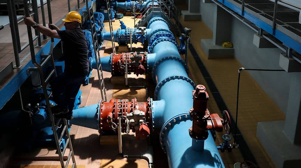 In Sachsen müssen laut einer Studie in den kommenden 20 Jahren 34,6 Milliarden Euro in die Wasser- und Abwasserversorgung investiert werden. (Archivbild) / Foto: Jan Woitas/dpa