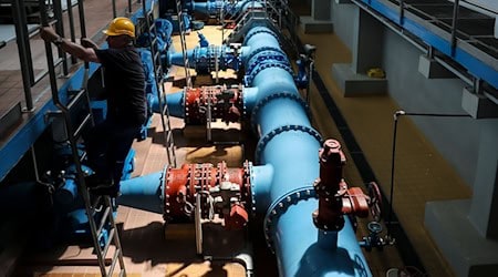 In Sachsen müssen laut einer Studie in den kommenden 20 Jahren 34,6 Milliarden Euro in die Wasser- und Abwasserversorgung investiert werden. (Archivbild) / Foto: Jan Woitas/dpa
