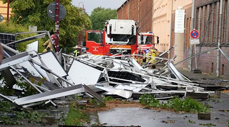 Teile eines Dachs und eine Solaranlage sind in Weißwasser auf eine Straße gestürzt. / Foto: Danilo Dittrich/dpa