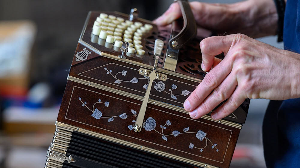 Untrennbar mit dem Tango verbunden: Mit dem Bandoneon haben Sachsens Instrumentenbauer an der Geschichte des Tangos mitgeschrieben.  / Foto: Hendrik Schmidt/dpa