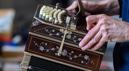 Untrennbar mit dem Tango verbunden: Mit dem Bandoneon haben Sachsens Instrumentenbauer an der Geschichte des Tangos mitgeschrieben.  / Foto: Hendrik Schmidt/dpa