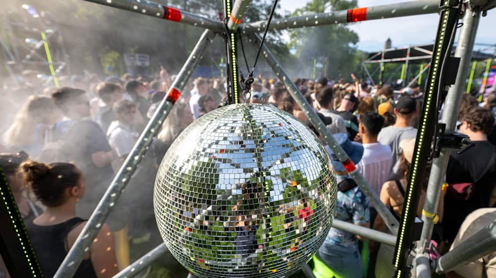 Festivalsommer im Kulturhauptstadtjahr: Zehntausende Besucher werden zum «Kosmos»-Festival in Chemnitz erwartet. (Archivbild) / Foto: Hendrik Schmidt/dpa