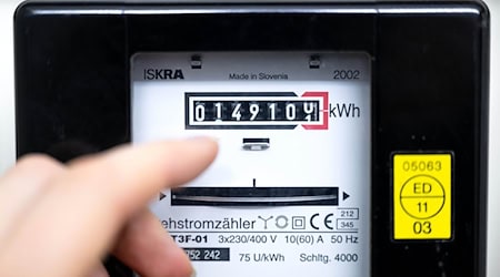 Tausende Haushalte waren am Mittwochnachmittag von einem Stromausfall in Plauen und Umgebung betroffen. (Symbolbild) / Foto: Sina Schuldt/dpa