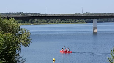 Viele dürfte es in dieser Woche zur Abkühlung ans Wasser ziehen. (Archivbild) / Foto: Bodo Schackow/dpa