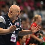 THC-Trainer Herbert Müller bekommt mit Luca Faragó eine neue Kreisläuferin. / Foto: Marijan Murat/dpa
