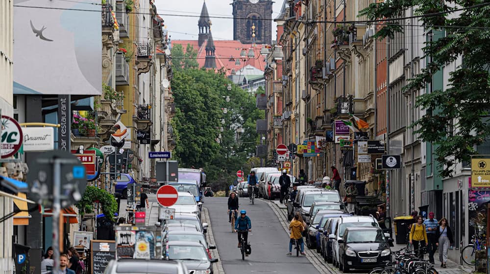 Drei Männer haben einen 20-Jährigen nachts in der Dresdner Neustadt überfallen. (Symbolbild) / Foto: Robert Michael/dpa-Zentralbild/dpa