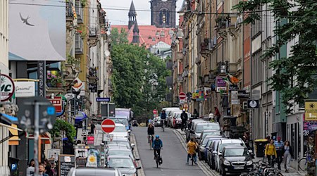 Drei Männer haben einen 20-Jährigen nachts in der Dresdner Neustadt überfallen. (Symbolbild) / Foto: Robert Michael/dpa-Zentralbild/dpa