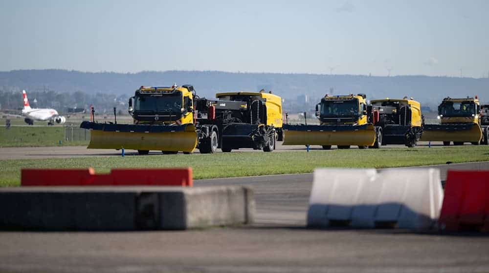 Selbstfahrende Schneepflüge - hier bei einem Test in Stuttgart - werden ab Montag erneut am Airport Leipzig/Halle erprobt. (Archivfoto) / Foto: Marijan Murat/dpa