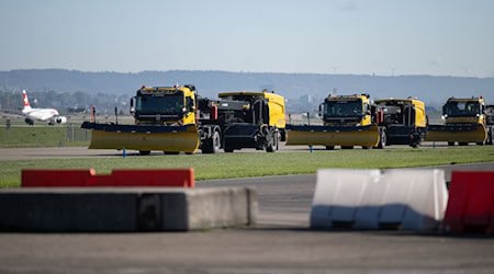 Selbstfahrende Schneepflüge - hier bei einem Test in Stuttgart - werden ab Montag erneut am Airport Leipzig/Halle erprobt. (Archivfoto) / Foto: Marijan Murat/dpa