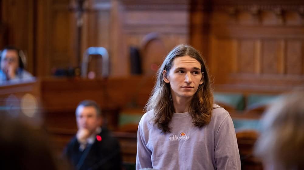 Das Stadtgericht Budapest hat den Antrag von Maja T.auf Haftentlassung abgelehnt. Die deutsche non-binäre Person Maja T. beanstandet mangelhafte Haftbedingungen, verlangt die Rücküberstellung nach Deutschland und befindet sich seit zwei Wochen im Hungerstreik. Maja T. ist wegen Mitwirkung an Körperverletzungen im Zuge von Protesten gegen Rechtsextreme im Februar 2023 in Budapest angeklagt. / Foto: Samuel Winter/dpa