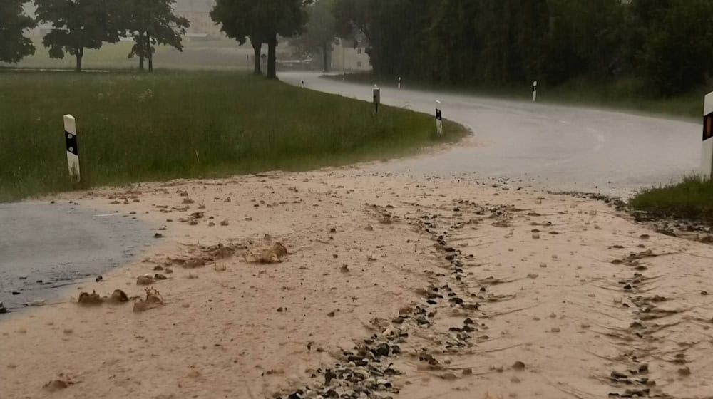 Unwetter haben vor allem rund um Erzgebirge und Vogtland für überflutete Straßen und umgestürzte Bäume gesorgt. / Foto: André März/NEWS5/dpa