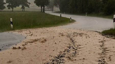 Unwetter haben vor allem rund um Erzgebirge und Vogtland für überflutete Straßen und umgestürzte Bäume gesorgt. / Foto: André März/NEWS5/dpa