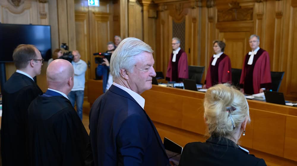Jürgen Elsässer (2.v.r.), Compact-Chefredakteur, und seine Ehefrau Stephanie Elsässer (r) stehen mit ihren Verteidigern im Gerichtssaal. / Foto: Hendrik Schmidt/dpa
