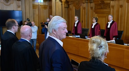 Jürgen Elsässer (2.v.r.), Compact-Chefredakteur, und seine Ehefrau Stephanie Elsässer (r) stehen mit ihren Verteidigern im Gerichtssaal. / Foto: Hendrik Schmidt/dpa