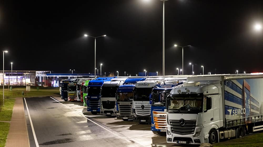 Space for trucks at freeway service areas is scarce. (Archive image) / Photo: Michael Reichel/dpa-Zentralbild/dpa