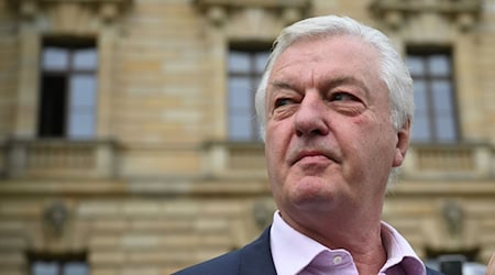 Jürgen Elsässer, «Compact»-Chefredakteur, gibt vor dem Bundesverwaltungsgericht in Leipzig ein Statement.  / Foto: Hendrik Schmidt/dpa